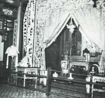 ตู้ประดิษฐานพระพุทธรูปและป้ายที่ห้องโถงชั้นบน พระที่นั่งเวหาศจำรูญ